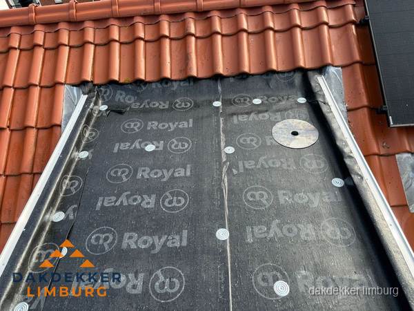 Nieuw dak met dakpannen en Royal onderlaag bij woning in Limburg Nieuw dak met dakpannen en Royal onderlaag bij woning in Limburg