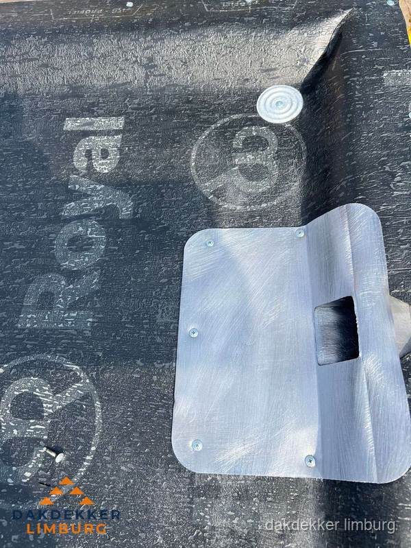 Dakdoorvoer met metalen afvoerplaat op bitumen dak in Limburg Dakdoorvoer met metalen afvoerplaat op bitumen dak in Limburg