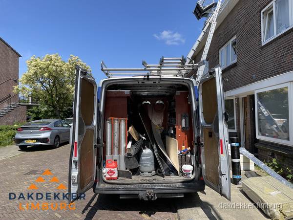 Spoed dakdekker bus met gereedschap en ladder bij woning in Limburg Spoed dakdekker bus met gereedschap en ladder bij woning in Limburg
