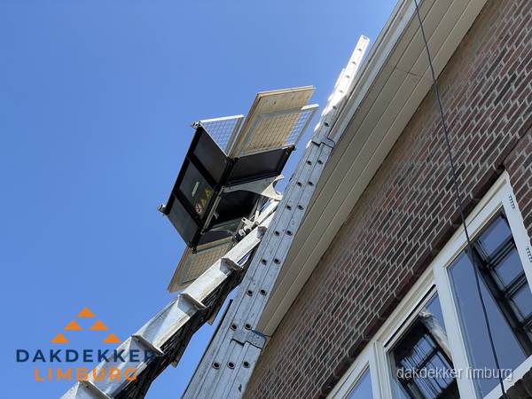 Dakgoot vervangen met dakdekkerslift in Limburg Dakgoot vervangen met dakdekkerslift in Limburg