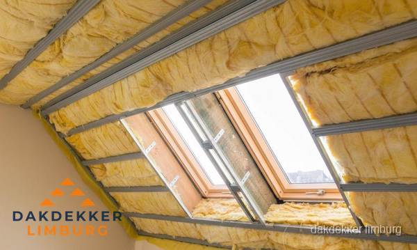 Schuin dak isoleren met glaswol bij dakraam in Limburg Schuin dak isoleren met glaswol bij dakraam in Limburg