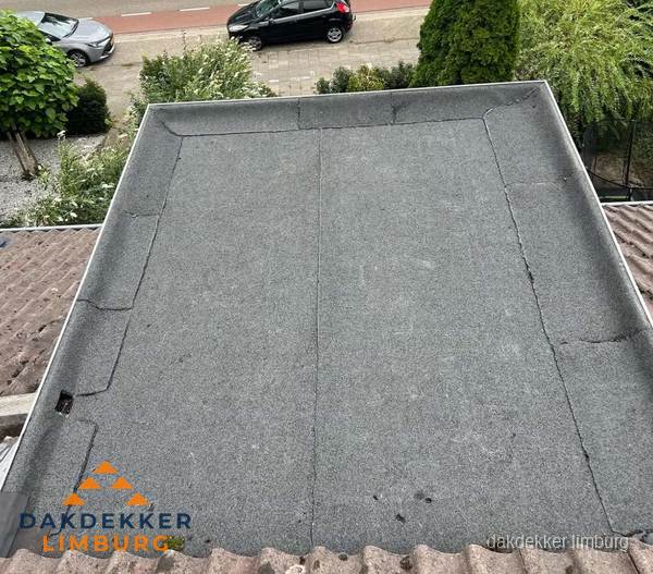 Nieuw aangebrachte bitumen dakbedekking op plat dak in Limburg Nieuw aangebrachte bitumen dakbedekking op plat dak in Limburg
