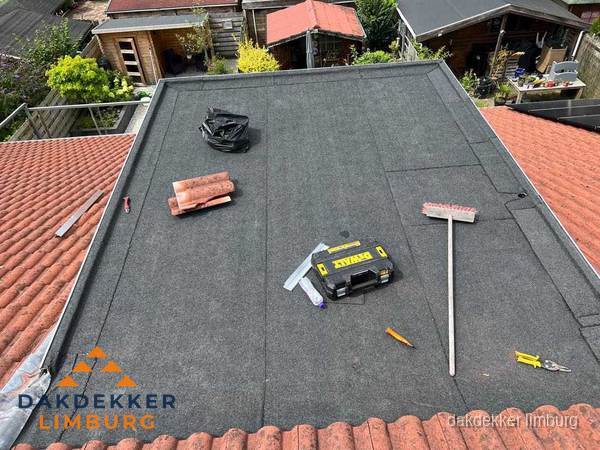 Nieuw plat dak met bitumen dakbedekking in Limburg Nieuw plat dak met bitumen dakbedekking in Limburg