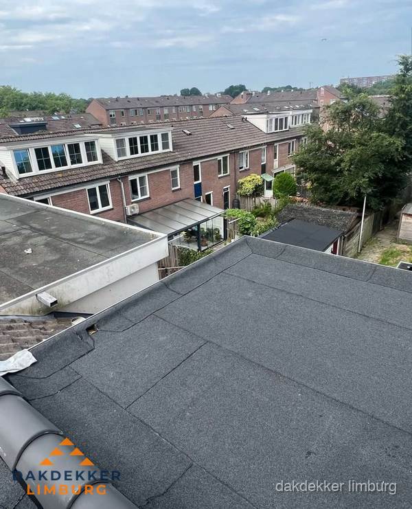 Vernieuwd plat dak met bitumen in woonwijk in Limburg Vernieuwd plat dak met bitumen in woonwijk in Limburg