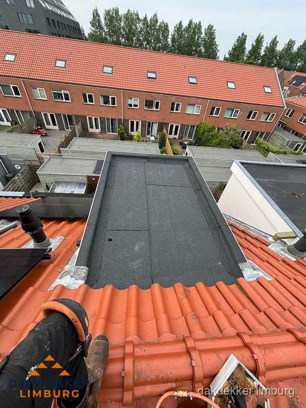 Bitumen dak reparatie op plat dak tussen dakpannen in Limburg Bitumen dak reparatie op plat dak tussen dakpannen in Limburg